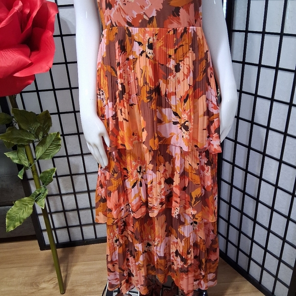 WHITE HOUSE BLACK MARKET. Pretty Long, Layered floral design - Picture 14 of 16